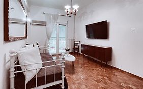 Vintage 2-Bedroom Apt In The Heart Of The City