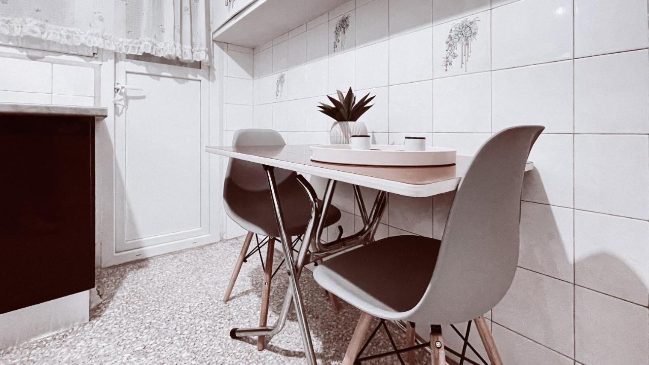 Vintage 2-Bedroom Apt In The Heart Of The City Athen Exterior foto
